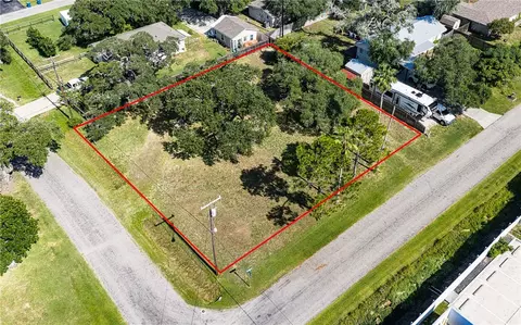 606 Fulton Ave, Rockport, TX 78382