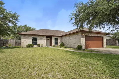 829 Redwood Ave, Rockport, TX 78382