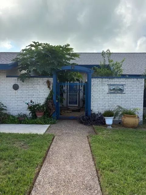 120 Shore Dr, Portland, TX 78374