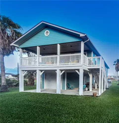 1228 S Live Oak St, Rockport, TX 78382