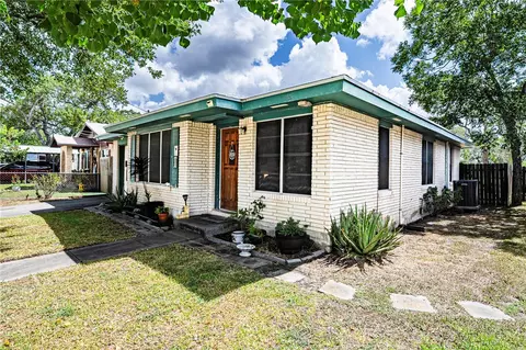 1013 Laredo St, Sinton, TX 78387