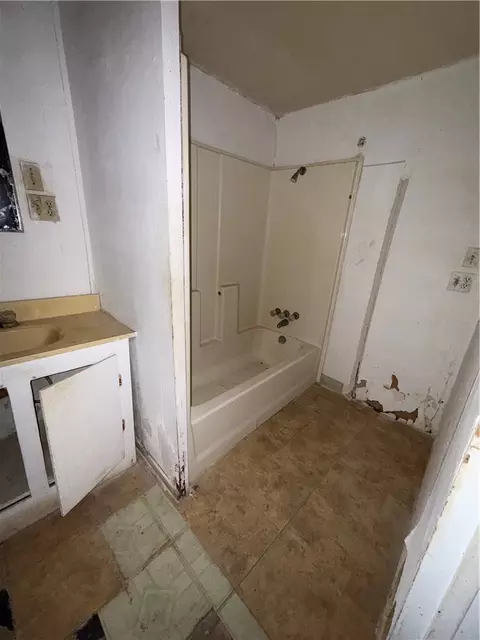 Bath - 1008 S Aster St S, Mathis, TX 78368 photo 2 of 4