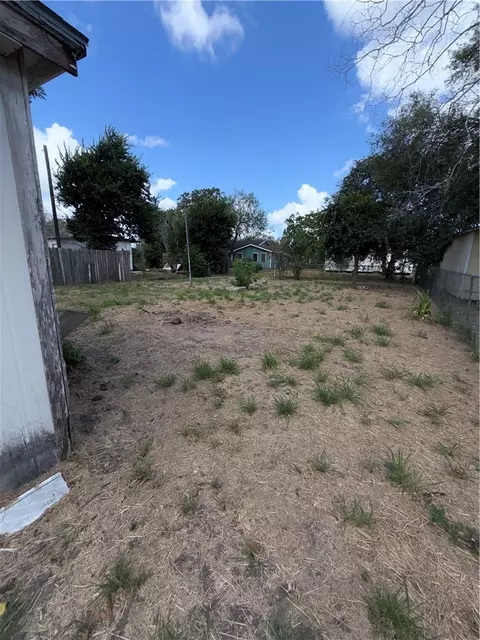 Exterior - 1008 S Aster St S, Mathis, TX 78368 photo 5 of 8