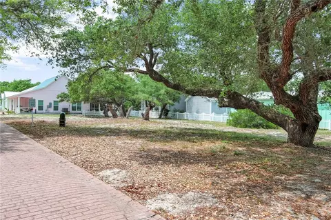 38 Old Cottage Beach Dr, Rockport, TX 78382