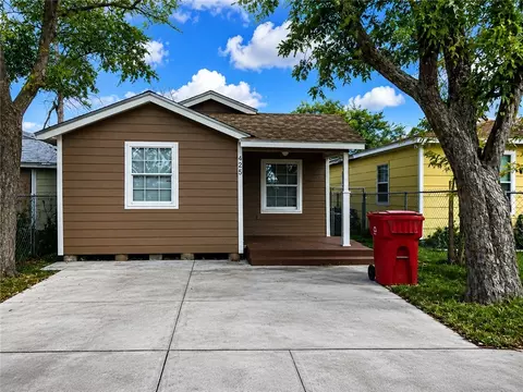 425 W Avenue D, Robstown, TX 78380