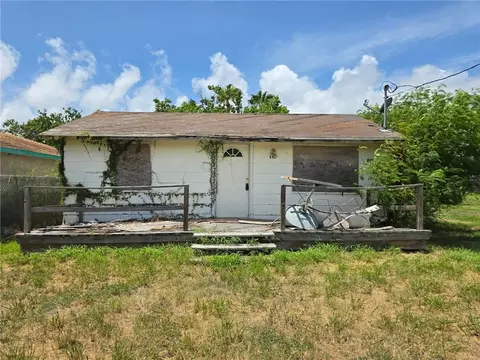 413 N 7th St, Fulton, TX 78358