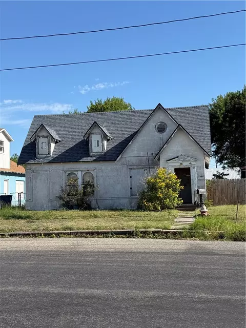 525 W George, Sinton, TX 78387
