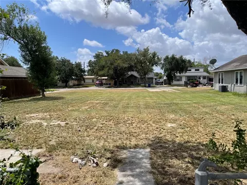 917 E Main St, Sinton, TX 78387