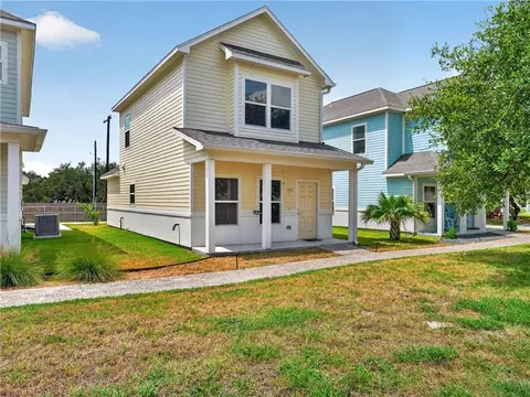 140 Lavaca Cir, Rockport, TX 78382