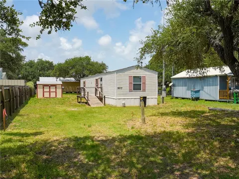 907 N 10th St, Fulton, TX 78358