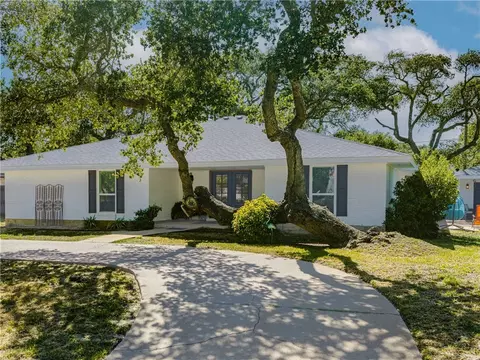 2011 Cochran Ln, Rockport, TX 78382