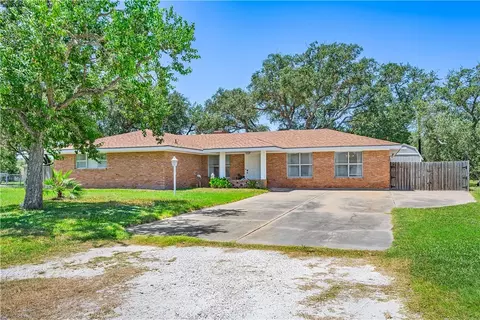 843 Pine Ave, Rockport, TX 78382