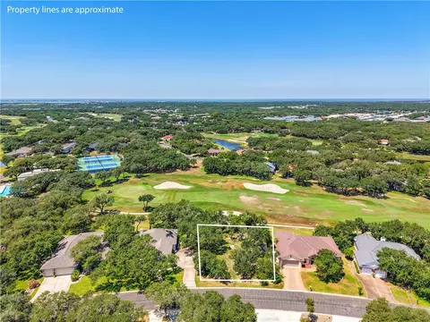 124 Peachtree Dr, Rockport, TX 78382