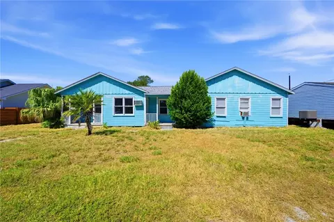 203 S 6th St, Rockport, TX 78382