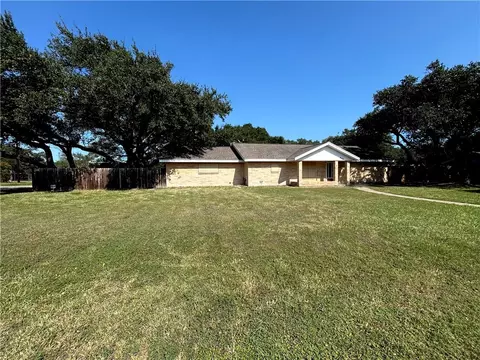 848 Oak Ave, Rockport, TX 78382