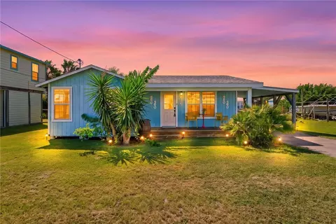 819 S Magnolia St, Rockport, TX 78382