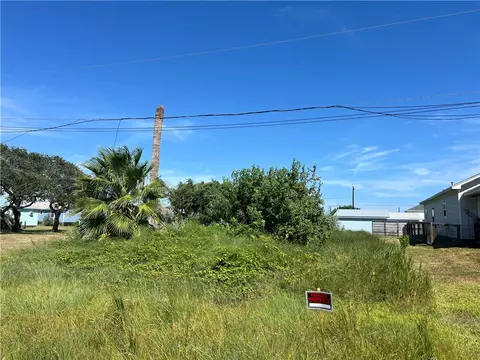 1518 S Pearl St, Rockport, TX 78382