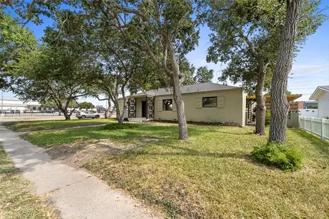 Exterior - 1024 E Main St, Sinton, TX 78387 photo 5 of 9