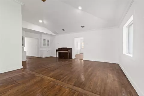 Living - 1024 E Main St, Sinton, TX 78387 photo 2 of 11