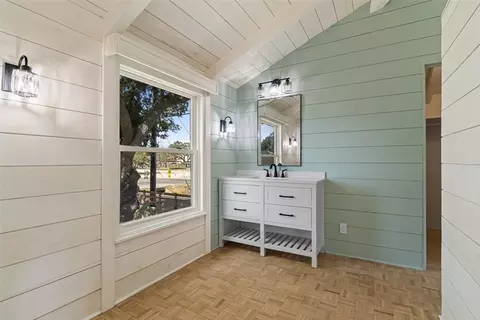 Bath - 1024 E Main St, Sinton, TX 78387 photo 4 of 6