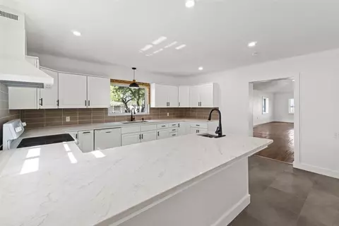 Kitchen - 1024 E Main St, Sinton, TX 78387 photo 3 of 4