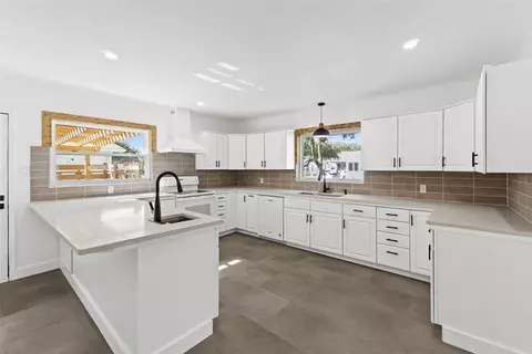 Kitchen - 1024 E Main St, Sinton, TX 78387 photo 2 of 4