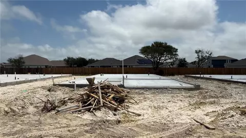 121 Grenada Dr, Rockport, TX 78382