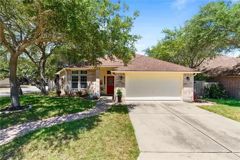 102 Plantation Dr, Rockport, TX 78382