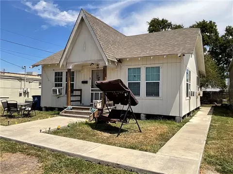 213 S Mccall St, Sinton, TX 78387