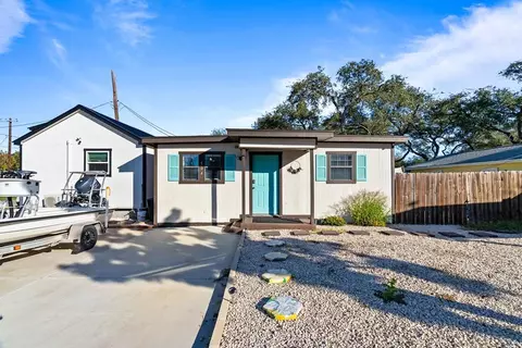 504 W Liberty St, Rockport, TX 78382