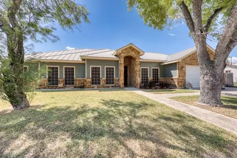206 S Sixth St, Woodsboro, TX 78393