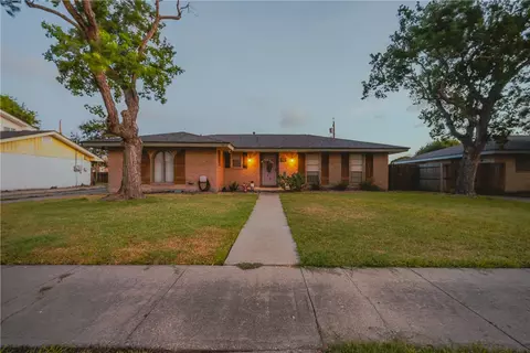206 Driftwood Dr, Portland, TX 78374