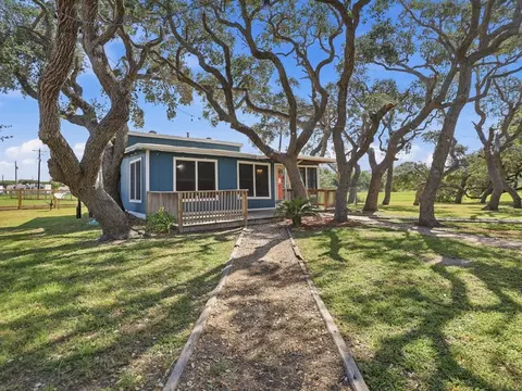 1410 S Mathis St, Rockport, TX 78382