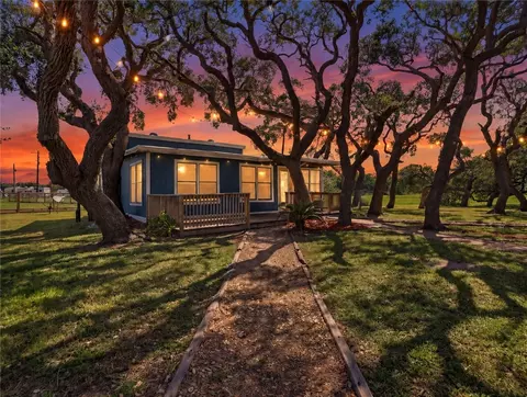 1410 S Mathis St, Rockport, TX 78382