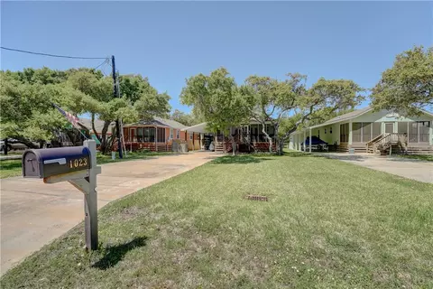 1023 S Fuqua St, Rockport, TX 78382