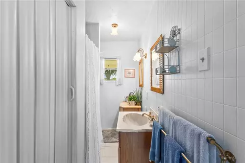 Bath - 107 E Lakefield Dr, Mathis, TX 78368 photo 1 of 3