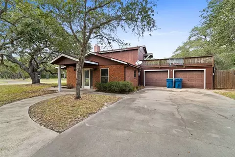 121 N Sierra Woods Dr, Rockport, TX 78382