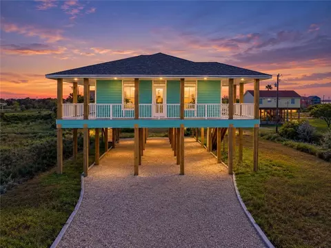 130 W Glen Oak Ln, Rockport, TX 78382