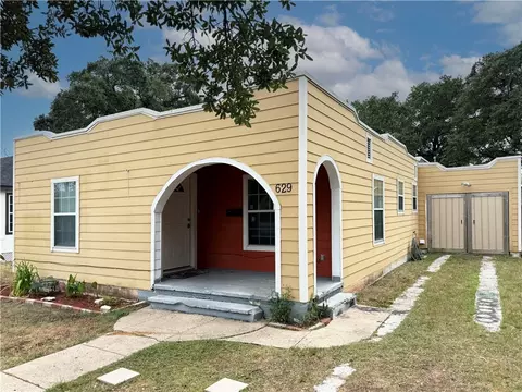 629 W Yoakum Ave, Aransas Pass, TX 78336