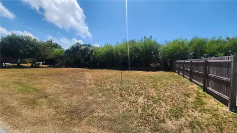 105 Cox Dr, Portland, TX 78374