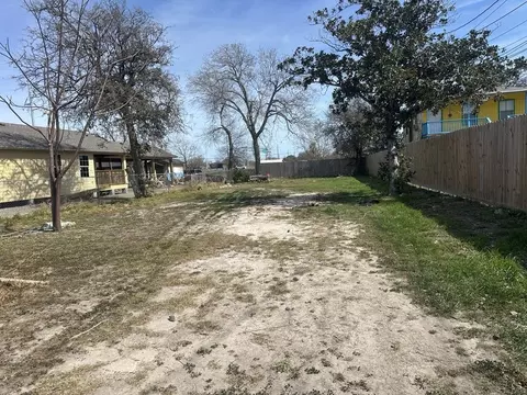 814 18th St, Corpus Christi, TX 78405