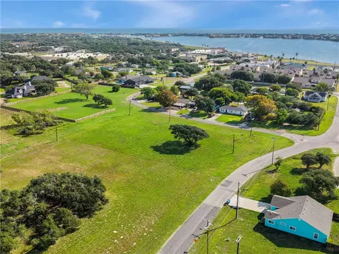 1215 Lady Claire St, Rockport, TX 78382