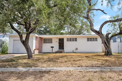 317 S Chiltipin St, Sinton, TX 78387