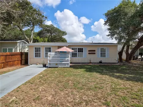 251 S 9th St, Aransas Pass, TX 78336