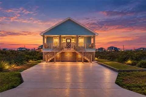324 W Live Oak Ln, Rockport, TX 78382