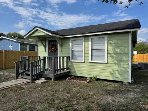 448 Peach St, Taft, TX 78390