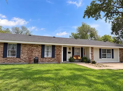 215 N Pasadena Dr, Kingsville, TX 78363