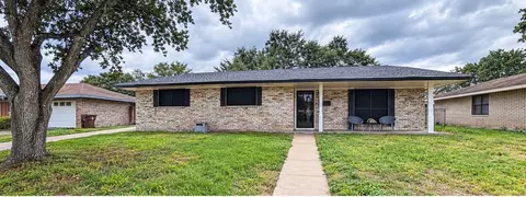 225 S Pasadena Dr, Kingsville, TX 78363