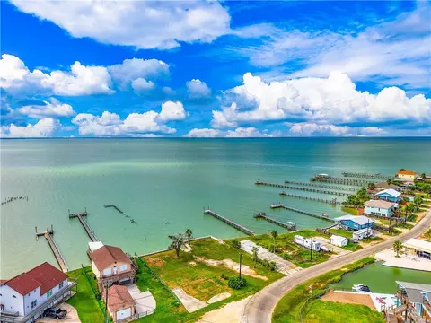 604 Copano Cv, Rockport, TX 78382