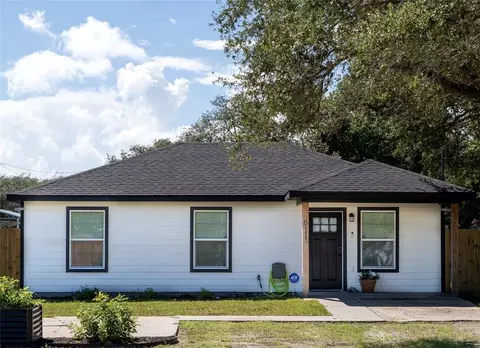 611 N Kossuth St, Rockport, TX 78382